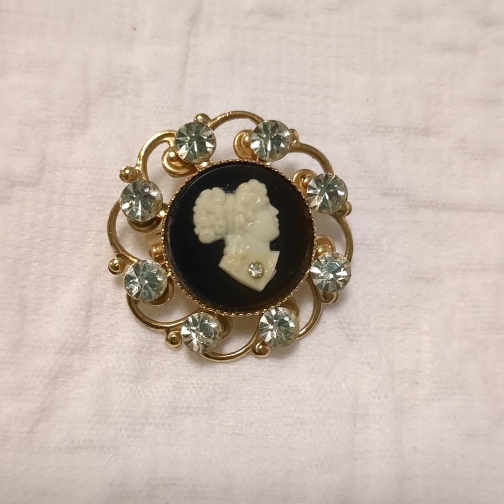 Gold Cameo brooch with Rhinestones